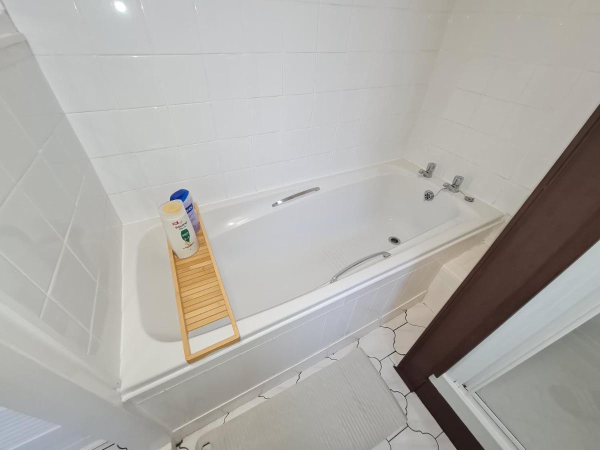 Large 3 Bed Flat, Free Parking Apartment Newcastle upon Tyne Exterior photo